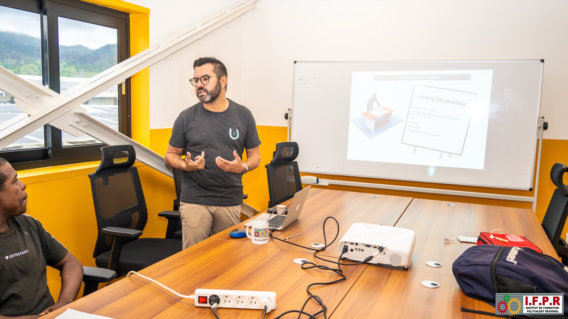 Formation à l'IFPR – Mayotte, salle équipée vidéoprojecteur