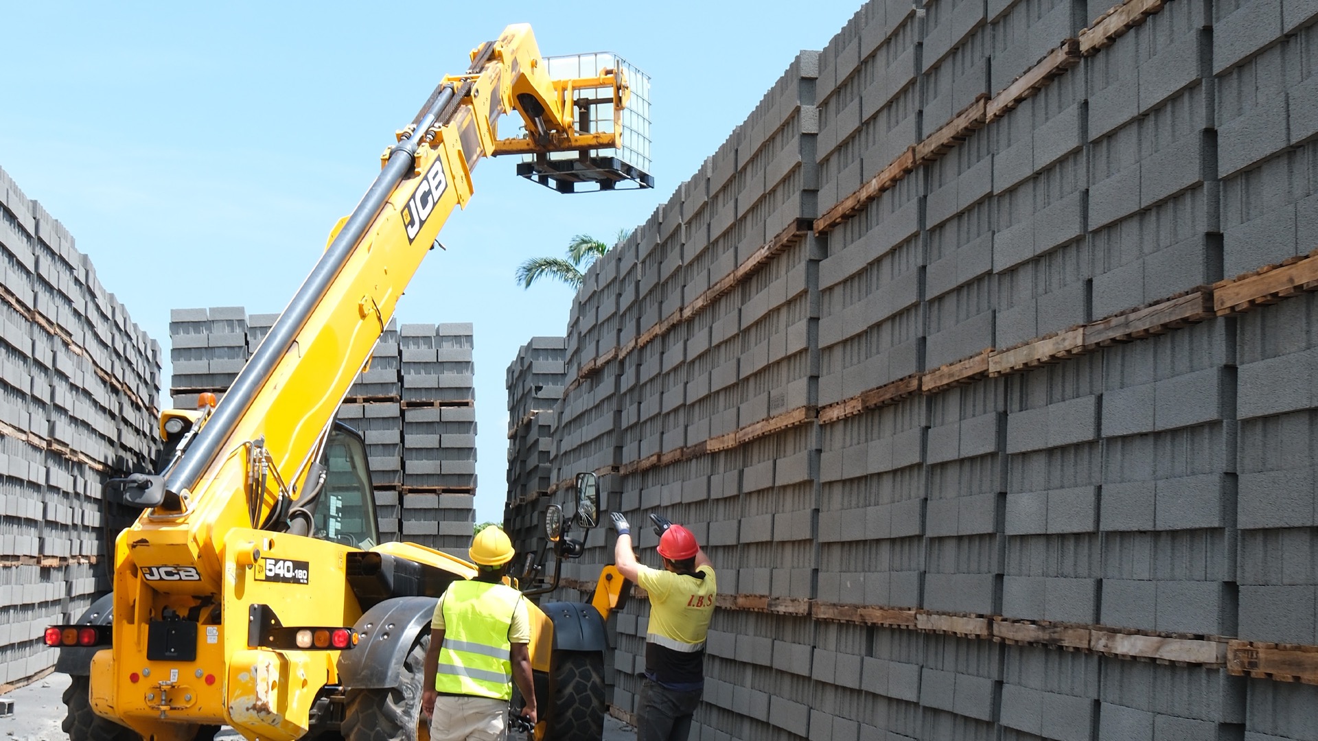 Formation conduite d'engins IFPR – JCB en opération, stagiaires sur chantier